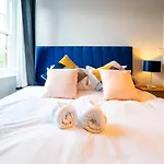 Gasthof Cohost Partners | 4br/2ba | Free Parking | Wifi Bristol