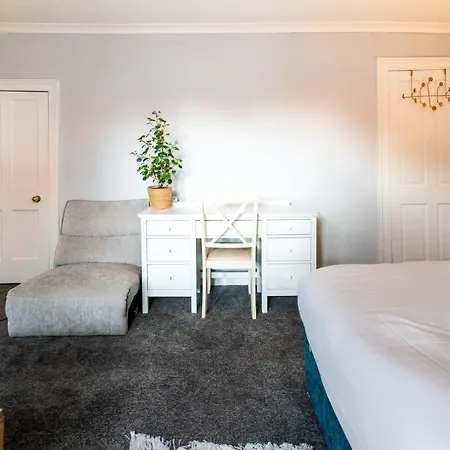 Pensionat Cohost Partners | 4br/2ba | Free Parking | Wifi