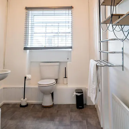 Pensionat Cohost Partners | 4br/2ba | Free Parking | Wifi