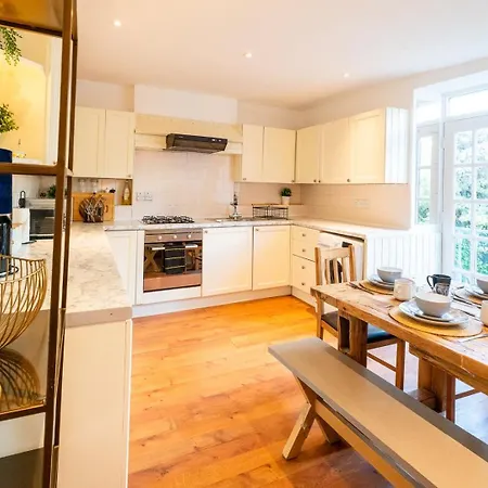 Cohost Partners | 4br/2ba | Free Parking | Wifi Bristol