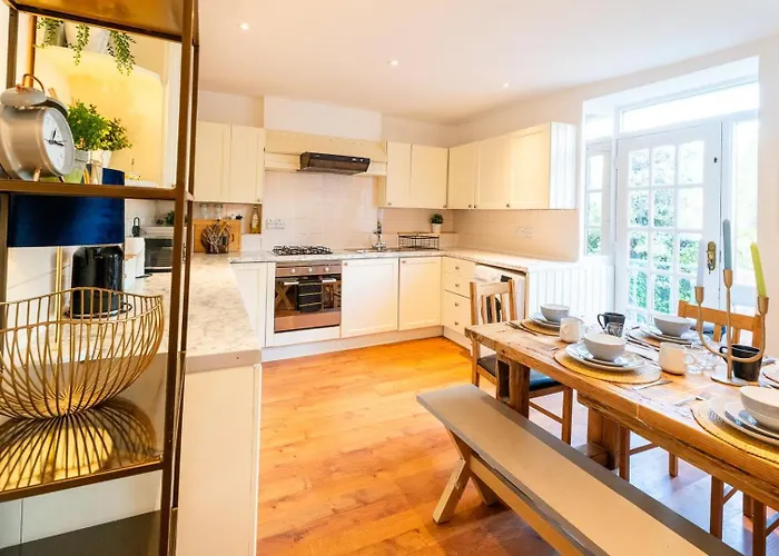 Cohost Partners | 4br/2ba | Free Parking | Wifi Bristol