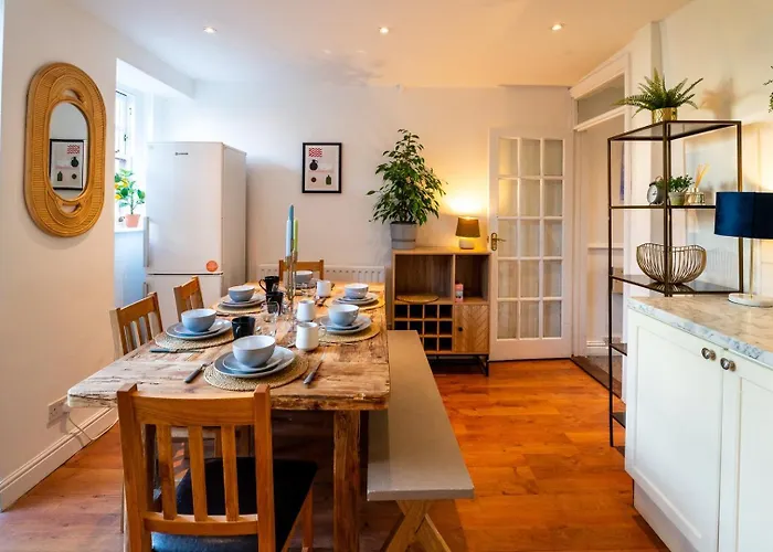 Cohost Partners | 4br/2ba | Free Parking | Wifi 招待所